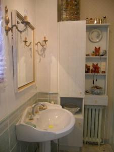 a bathroom with a sink and a mirror at Chambres D'Hôtes Des 3 Rois in Verdun