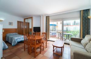 a living room with a couch and a table at Apartamentos Leonor Carihuela in Torremolinos