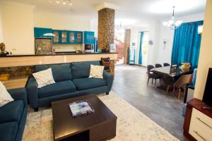 sala de estar con sofá azul y mesa en Luxury Royal Blue Family Villa 8pers private pool en Hurghada