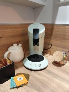 a food processor sitting on top of a table at Maison de ville quartier Pasteur in Cherbourg en Cotentin