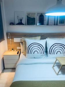 Una cama o camas en una habitación de Luxury Dreams Downtown