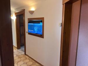 a room with a fish tank on a wall at Appartement duplex in Saint-Louis