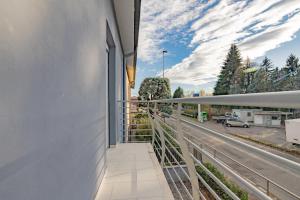 - Balcón con vistas a la calle en Soggiorni al casolare Apartment by Rhospitality it, en Pregnana Milanese