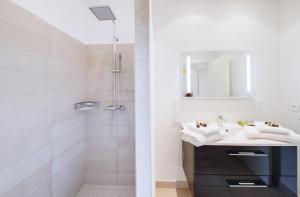 a bathroom with a sink and a shower at Résidence Les Terrasses de Rondinara in Bonifacio