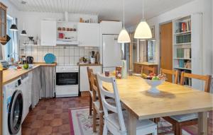 una cocina con una mesa de madera y un bol de fruta. en Gorgeous Home In Stege With Kitchen, en Stege