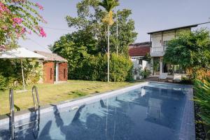 uma piscina no quintal de uma casa em Bong Villa Hoi An - Vesta Collections em Hoi An