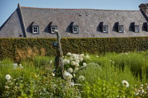 a statue in the middle of a garden with a building at Chateau d'Audrieu in Audrieu