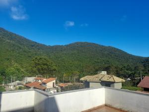 a view of a town with mountains in the background at Casa ampla e aconchegante in Florianópolis