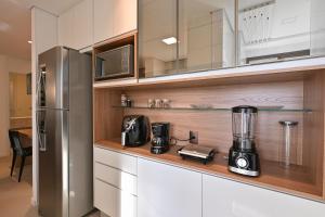 Kitchen o kitchenette sa 2 Suítes com ar Split, Fechadura Eletrônica, WI-FI 500Mbps,2 Vagas Garagem, Espaço Notebook, Portaria 24h, ESTAÇÃO RECARGA VEICULAR, Espaço Kids, Piscinas.