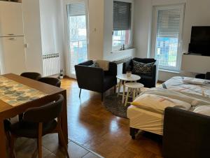 Cette chambre comprend un lit, une table et des chaises. dans l'établissement Udoban stan u centru, à Zagreb