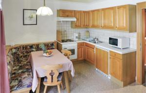 eine kleine Küche mit einem Tisch und einer Mikrowelle in der Unterkunft 1 Bedroom Lovely Apartment In Kappl in Kappl