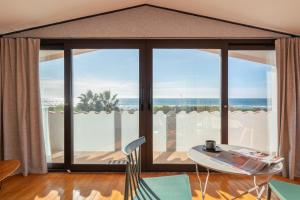 - un salon avec vue sur l'océan dans l'établissement Gava Beach Villa by Olala Homes, à Gavà