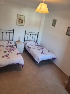 two beds sitting next to each other in a bedroom at Dúplex Caminito de Ardales in Ardales
