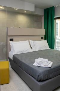 1 dormitorio con 1 cama con 2 toallas en Calypsosuite en Salerno