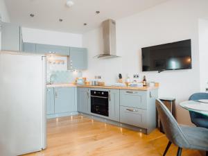 Eldhús eða eldhúskrókur á 2 Bed in Tenby FB285