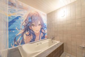 Gifu Movie Movie (Adult Only) في غيفو: حمام به لوحة على الحائط بجانب حوض الاستحمام