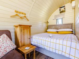 een kleine slaapkamer met een bed en een stoel bij 1 Bed in Hereford 81292 in Aconbury