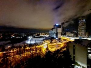 - Vistas a la ciudad por la noche con luces en Nowe Miasto 40 en Rzeszów