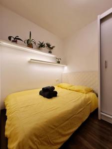 1 dormitorio con 1 cama con manta amarilla en Nowe Miasto 40 en Rzeszów