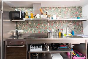 eine Küche mit einer Spüle und einer Arbeitsplatte in der Unterkunft Hostelle - Women only hostel Barcelona in Barcelona