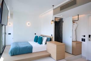 ein Schlafzimmer mit einem Bett und einem Schrank in der Unterkunft Twinn Downtown Piraeus in Piräus