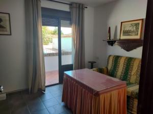 una sala de estar con un sofá y una mesa en Chalet Rafael Constantina, en Constantina 24 fotos más