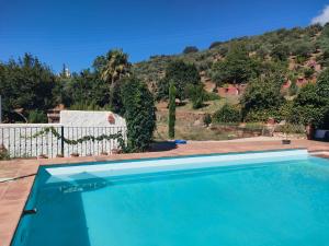 una piscina con vistas a la montaña en Chalet Rafael Constantina, en Constantina