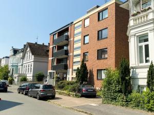 una strada con auto parcheggiate di fronte a un edificio di mattoni di Apartment Prinz Friedrich - Zentral - Designer Wohnung a Oldenburg