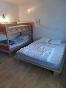 Двухъярусная кровать или двухъярусные кровати в номере Le petit coin de Montagne