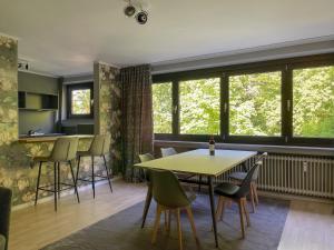 eine Küche und ein Esszimmer mit einem Tisch und Stühlen in der Unterkunft Apartment Prinz Leopold - Zentral - Zimmerprinzen in Oldenburg