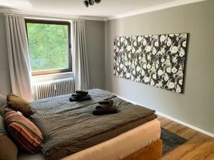 - une chambre avec un lit avec deux animaux rembourrés dans l'établissement Apt Prinz Leopold - Zentral - Zimmerprinzen, à Oldenbourg