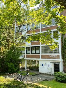 a bike parked in front of a building at Apt Prinz Leopold - Zentral - Zimmerprinzen in Oldenburg