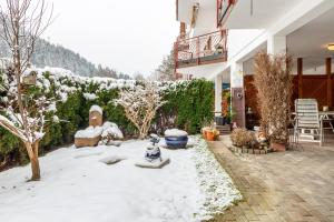 podwórze pokryte śniegiem z budynkiem w obiekcie Schwarzwald Nescht Triberg w mieście Triberg