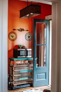 Una puerta que conduce a una habitación con microondas en The Shenandoah Suite, en Staunton