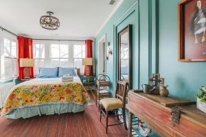 1 dormitorio con 1 cama, mesa y sillas en The Shenandoah Suite, en Staunton