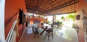 a dining room with a table and some chairs at Casa Villa Mariah - São Miguel dos Milagres - PATACHO, PORTO DE PEDRAS in Pôrto de Pedras