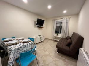 uma sala de estar com uma mesa e um sofá em Apartamento familiar 3 habitaciones Alcala em Madri