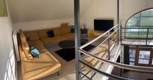 Vakantiewoning - Ter Douve في هيفيللاند: غرفة معيشة مع أريكة وطاولة