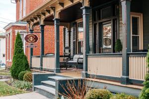 un porche delantero de una casa con un cartel en The Shenandoah Suite, en Staunton