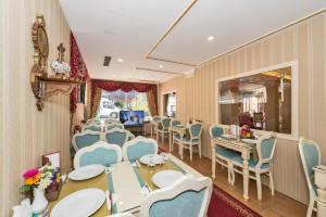 un ristorante con sedie blu, tavoli e uno specchio di Santa Sophia Hotel - İstanbul a Istanbul