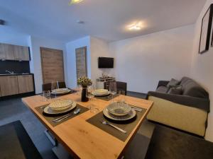una sala de estar con una mesa y un sofá en Apart Madeleine, en Sankt Leonhard im Pitztal
