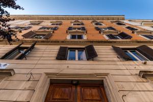 een hoog gebouw met veel ramen en een deur bij Scipioni Holiday House in Rome