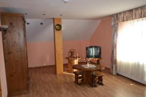 TV a/nebo společenská místnost v ubytování Motelis Aka