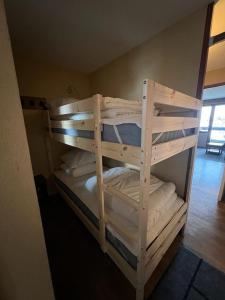 a couple of bunk beds in a room at Studio 942-Particulier-Résidence L'Ours Blanc-Alpe d'Huez-Centre Station in L'Alpe-d'Huez