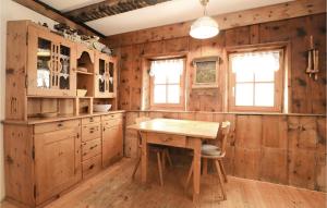 cocina con paredes de madera y mesa de madera en Gorgeous Home In Sankt Sigmund With Sauna, en Gries im Sellrain