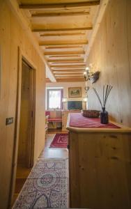 Habitación con cocina con encimera en una casa en Villa Lucente, en Alvera