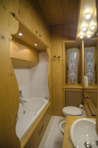 y baño con bañera, aseo y lavamanos. en Villa Lucente, en Alvera