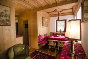 Habitación con mesa, sillas y lámpara. en Villa Lucente, en Alvera