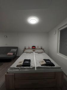 Säng eller sängar i ett rum på Apartma Studio Jana