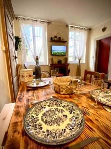 un tavolo in legno con piatti e bicchieri da vino sopra di -----SAUNA détente ----- a Digione